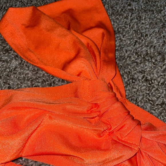 SHEIN SXY TWIST FRONT CRISS CROSS TOP ORANGE/SILKY - Picture 3 of 4